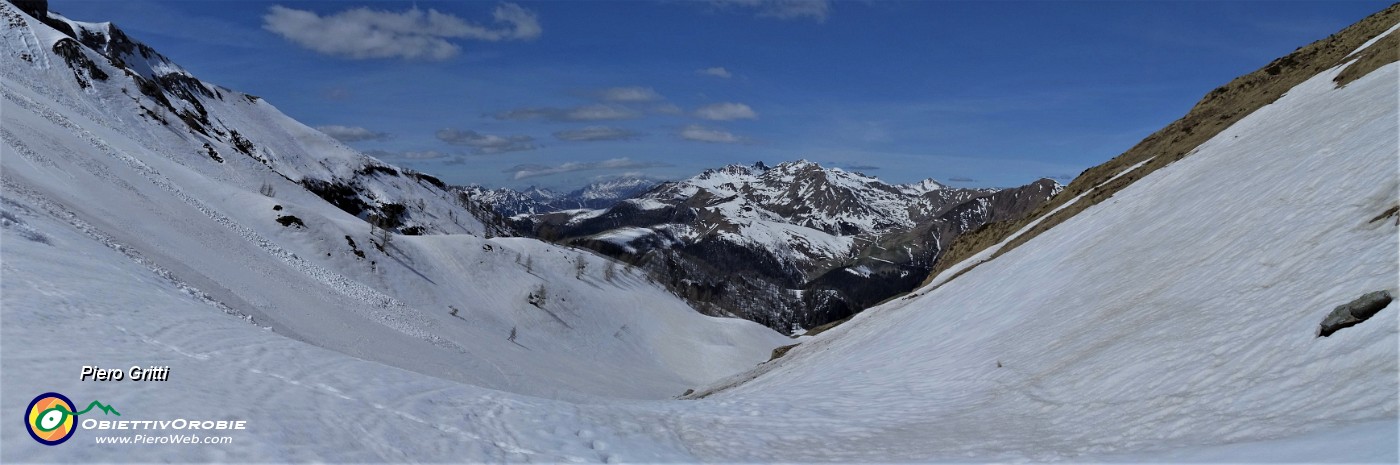30 Passo San Simone (2106 m) vista verso la 'regione' del San Marco .jpg